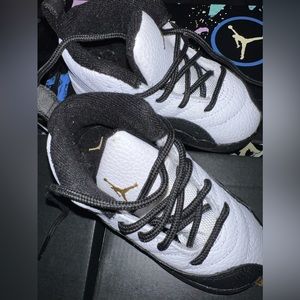 Black/white 12s size 8c